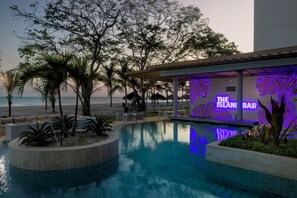 Poolside bar - Surfside Beachfront Suites by Playa Caracol Resorts (Punta Chame)