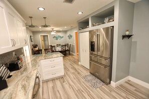 Frigorifero, microonde, forno, piano cottura