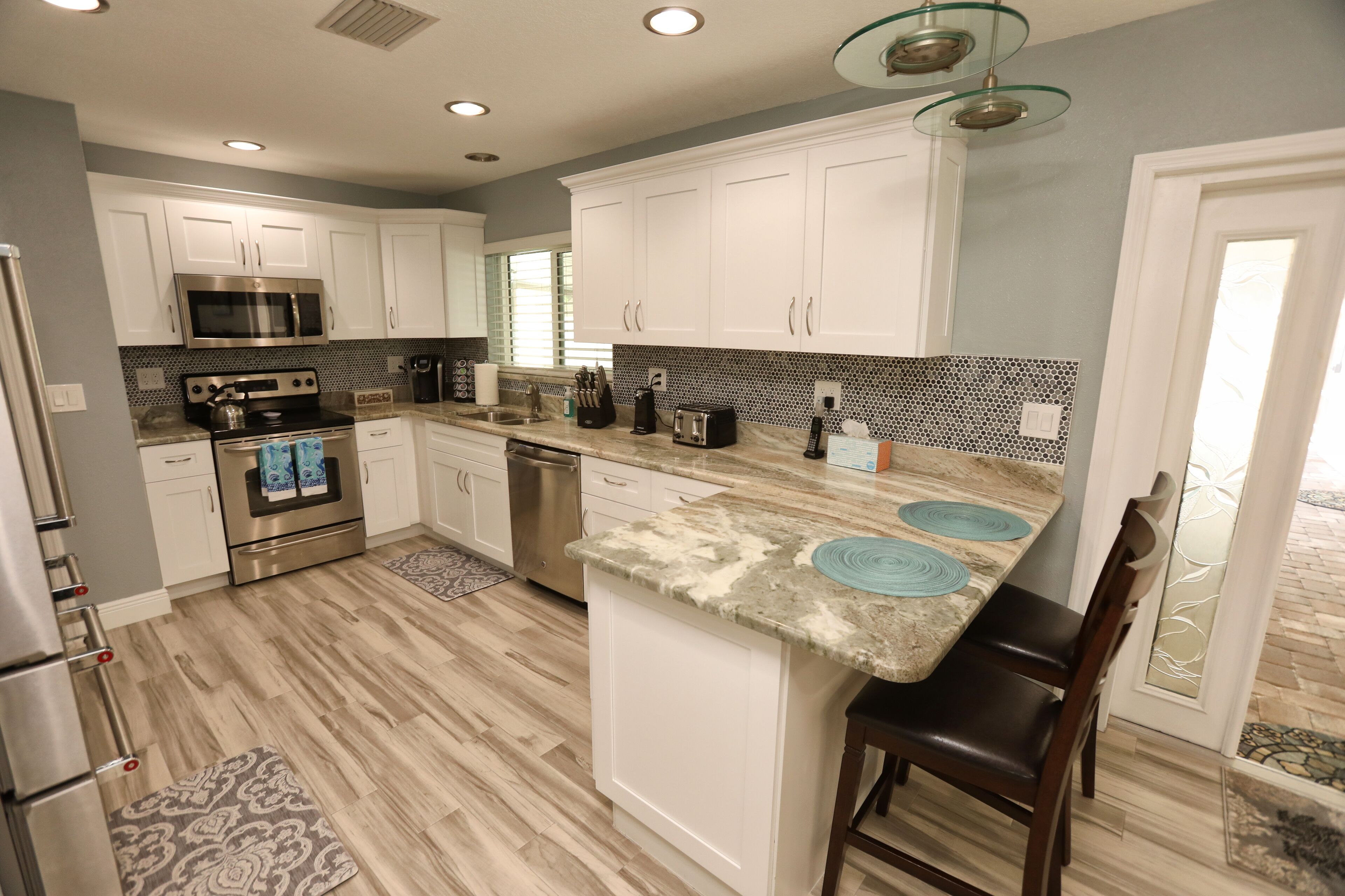 Kühlschrank, Mikrowelle, Ofen, Herdplatte