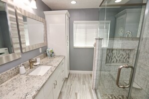 Combined shower/bathtub, jetted bath, hair dryer, bidet - Loving Life! 4br/2ba, heated pool, spa, grill, RV parking, boat ramp access (Tampa)