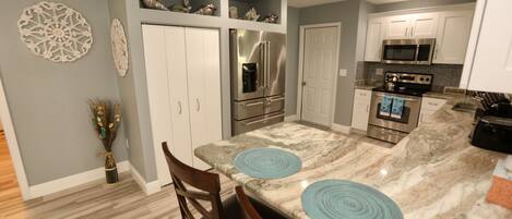 Jääkaappi, mikroaaltouuni, uuni, liesi