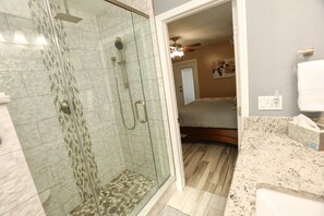 Combined shower/tub, jetted tub, hair dryer, bidet - Loving Life! 4br/2ba, heated pool, spa, grill, RV parking, boat ramp access (Tampa)