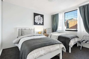 2 habitaciones, tabla de planchar con plancha, cuna de viaje y wifi 