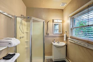 Free toiletries, hair dryer, towels - 'St Patrick' Apartment in the Heart of Bisbee (Bisbee)