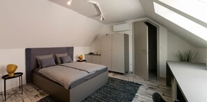3 bedrooms, WiFi, bed sheets - Above the Old Vine APP with River View (Center)