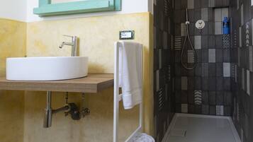 Double Room, Terrace | Bathroom | Shower, hair dryer, bidet, towels