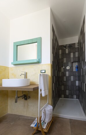 Habitación doble, terraza | Baño | Ducha, secador de pelo, bidé y toallas