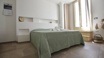 Camera doppia, terrazzo | Minibar, una cassaforte in camera, tende oscuranti