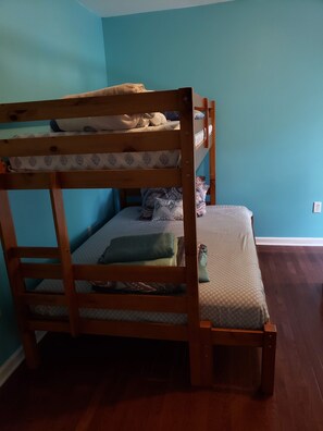 Room - Leisure filled Lakehome with Boat. Close to golf, waterparks and Casino.  (Tobyhanna)