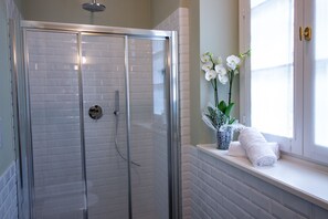 Superior Double Room | Bathroom shower - Locanda Capolago (Colico)