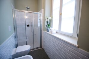 Quarto casal superior | Banheiro | Chuveiro, produtos de toalete grátis, secador de cabelo, bidê