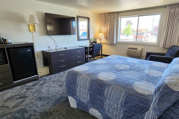 Habitación | Caja de seguridad en la habitación y espacio para trabajar con laptop