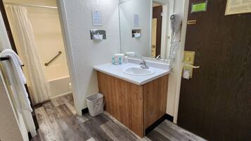 King Room | Bathroom | Combined shower/tub, free toiletries, hair dryer, towels