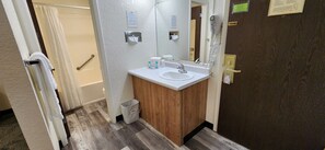 Room | Bathroom | Combined shower/bathtub, free toiletries, hair dryer, towels - Locomotive Inn (Laurel)