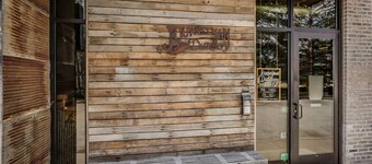 Perfect for groups! Walk to Journeyman/downtown Three Oaks