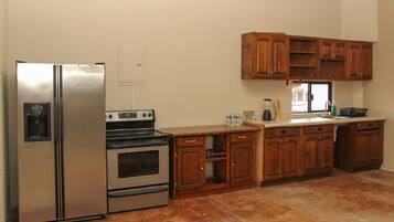 Habitación Deluxe | Cocina privada | Refrigerador con congelador, horno y parrilla de estufa