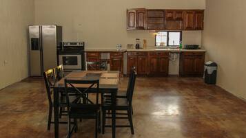 Habitación Deluxe | Cocina privada | Refrigerador con congelador, horno y parrilla de estufa