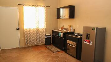 Habitación Deluxe | Cocina compartida | Refrigerador con congelador, microondas, horno y utensilios de cocina