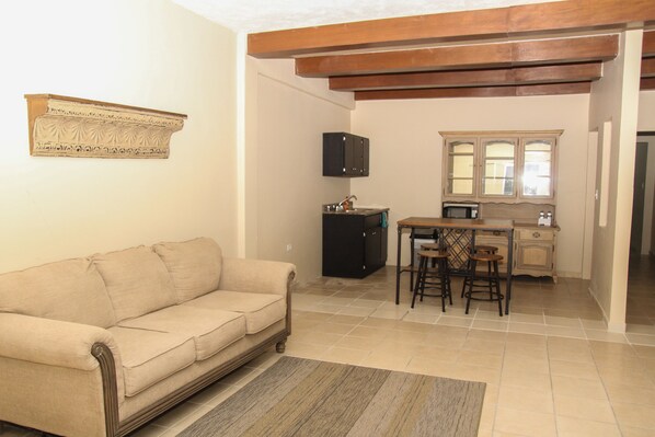 Deluxe Room | Living area | Flat-screen TV