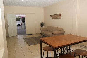 Habitación Deluxe | Área de sala de estar | Televisión de pantalla plana 