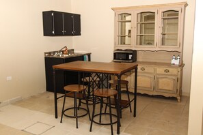 Habitación Deluxe | Área de sala de estar | Televisión de pantalla plana 