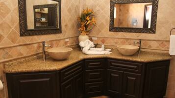 Kamar Deluks | Kamar mandi | Shower dan handuk