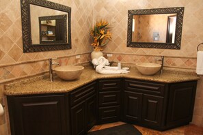 Deluxe Room | Bathroom | Shower, towels - Beautiful Costa Diamante Beach Resort Deluxe Suite (Puerto Peñasco)