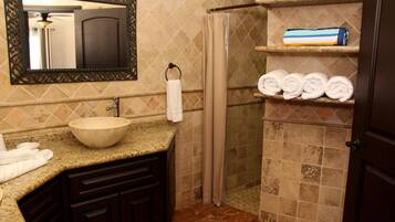 Deluxe Room | Bathroom