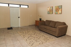 Deluxe-Zimmer | Wohnbereich | Flachbildfernseher