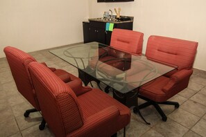 Deluxe Room | In-room dining