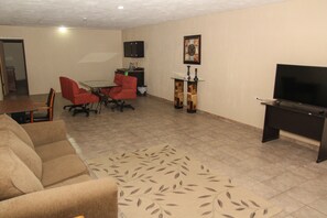 Deluxe-Zimmer | Wohnbereich | Flachbildfernseher