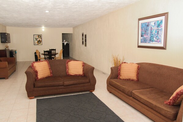 Habitación Deluxe | Área de sala de estar | Televisión de pantalla plana 