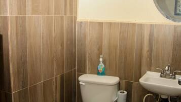 Habitación Deluxe | Baño | Regadera y toallas