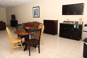 Habitación Deluxe | Área de sala de estar | Televisión de pantalla plana