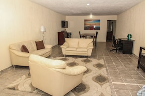 Phòng Deluxe | Khu phòng khách | TV màn hình phẳng 