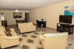 Deluxe Room | Living area | Flat-screen TV