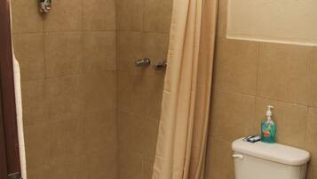 Habitación Deluxe | Baño | Regadera y toallas