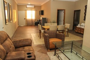 Deluxe-huone | Oleskelualue | Taulutelevisio