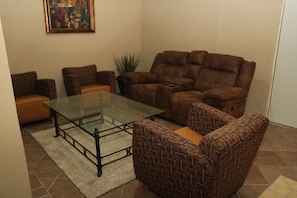 Deluxe Room | Living area | Flat-screen TV - Super Suite Plaza Goya (Puerto Peñasco)