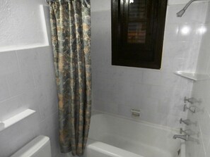 A bathroom with a bathtub, a shower, and a toilet. - Apto Havana Center Home (Havana)