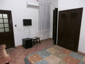 A room with a bed, a small table, a TV, and a wardrobe. - Apto Havana Center Home (Havana)