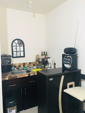 Apartemen Klasik | Dapur pribadi | Lemari es, microwave, dan peralatan masak/sendok-piring