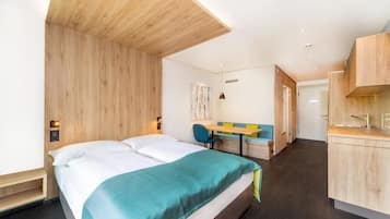 Business-Doppelzimmer | Individuell dekoriert, Schreibtisch, laptopgeeigneter Arbeitsplatz