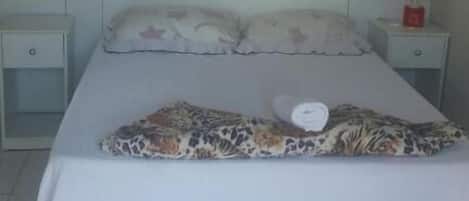 Een minibar, gratis wifi, beddengoed