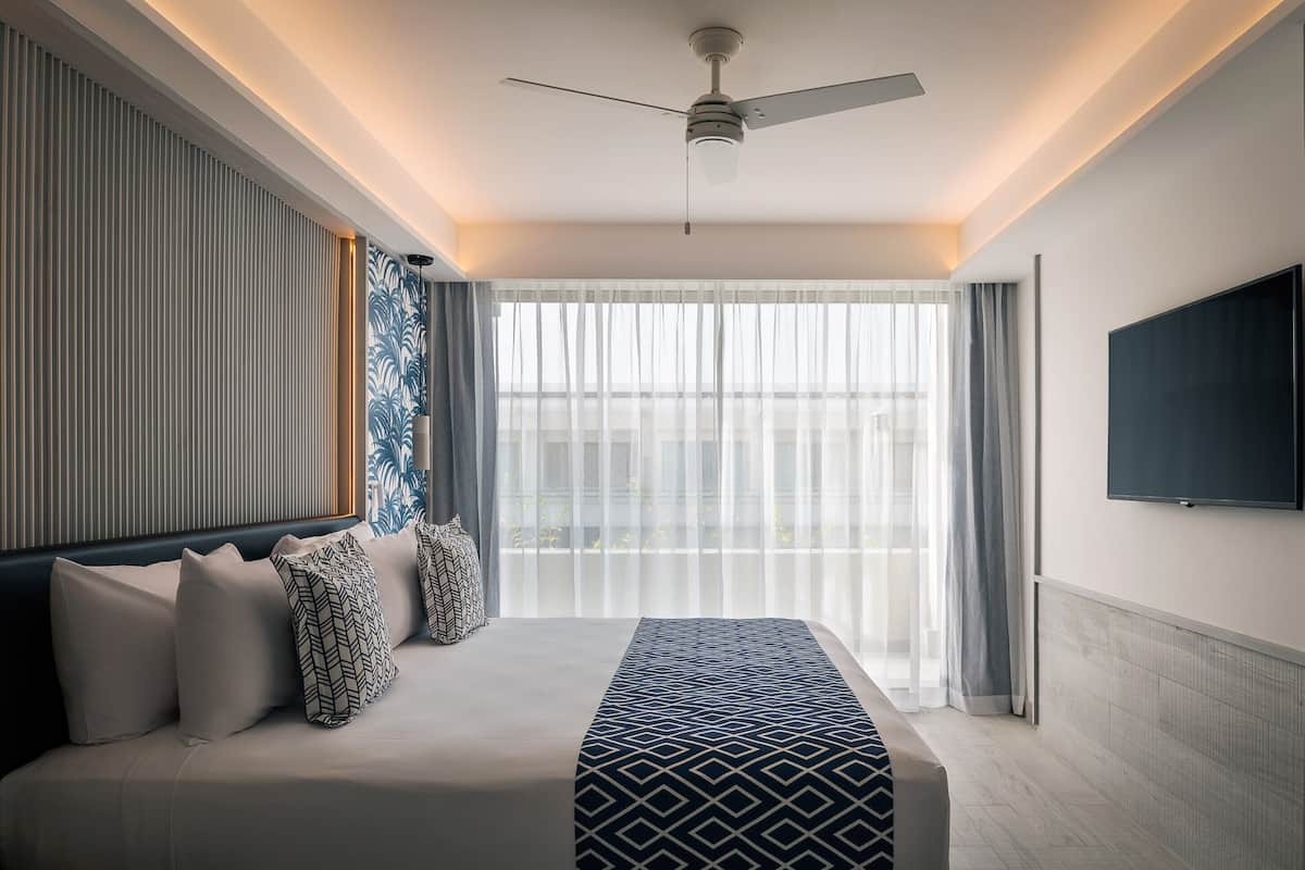Privileged Suite Terrace | Een minibar, een kluis op de kamer, een bureau, een laptopwerkplek