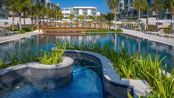 2 piscines extérieures, parasols de plage, chaises longues