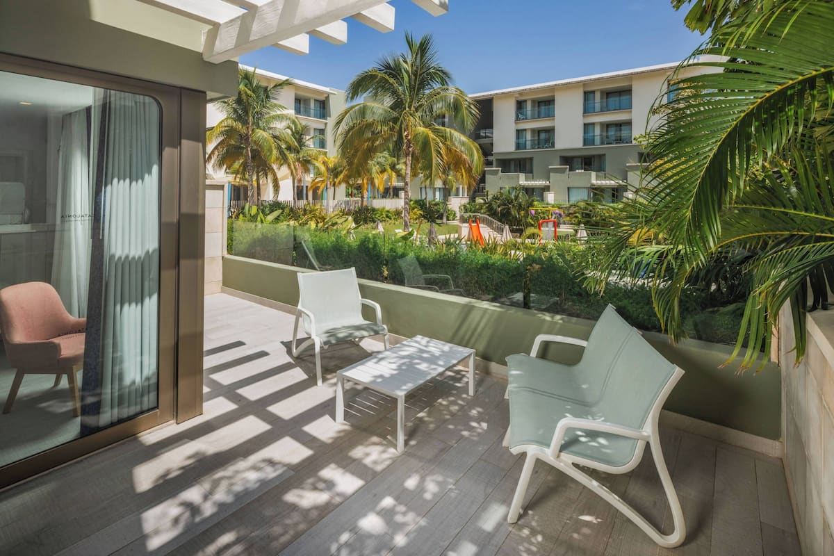 Privileged Grand Family Suite Superior | Minibar, caja de seguridad en la habitación y escritorio