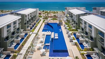 2 ulkouima-allasta avoinna 8.00–20.00, aurinkovarjoja, aurinkotuoleja