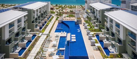 2 piscinas externas, funciona das 8h às 20h, guarda-sóis