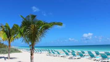 Playa privada, arena blanca, sillas reclinables de playa